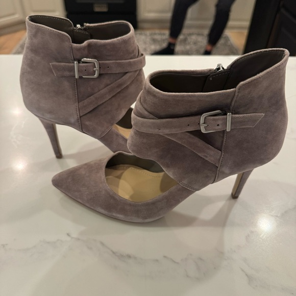 BCBG Taupe Leather bootie /Heels Sz 8.5 Pointed toe - Picture 5 of 7